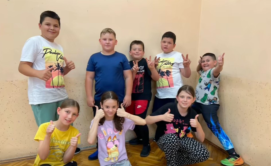 Video-pozivnica na školsku priredbu u PŠ Zdenčac